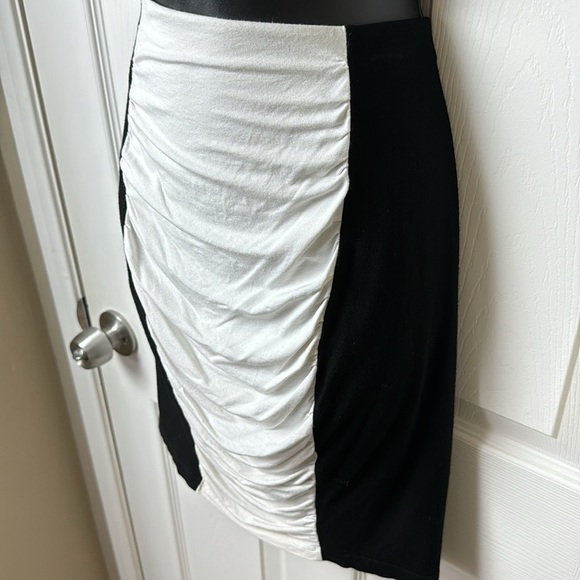 VINCE CAMUTO Black & Off-White Pull-on Pencil Skirt - Size M - Picture 3 of 7
